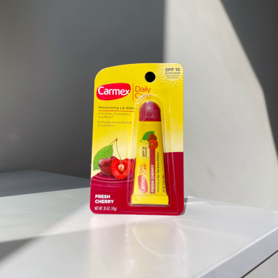 Бальзам для губ Carmex з ароматом вишні у тюбику 