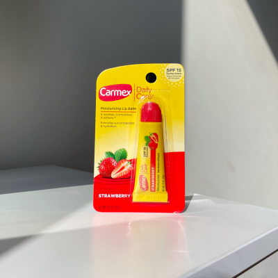 Бальзам для губ Carmex з ароматом полуниці у тюбику 