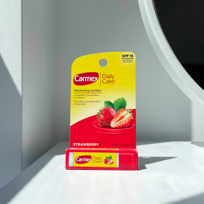Бальзам для губ Carmex з ароматом полуниці у стіку 